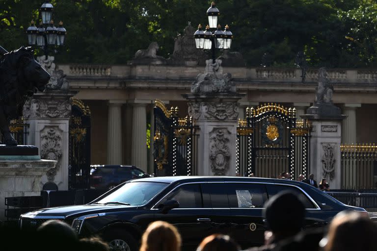 El presidente de EE.UU., Joe Biden, se sienta en su coche "La Bestia" a su paso por el Palacio de Buckingham el 18 de septiembre de 2022, tras la muerte de la reina Isabel II el 8 de septiembre.