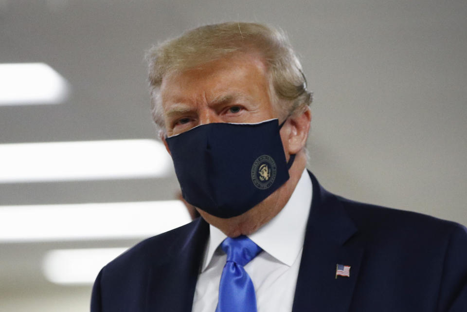 Tras meses negándose a portar una mascarilla en público, Donald Trump llevó una el 11 de julio en su visita al hospital militar Walter Reed. (AP Photo/Patrick Semansky)