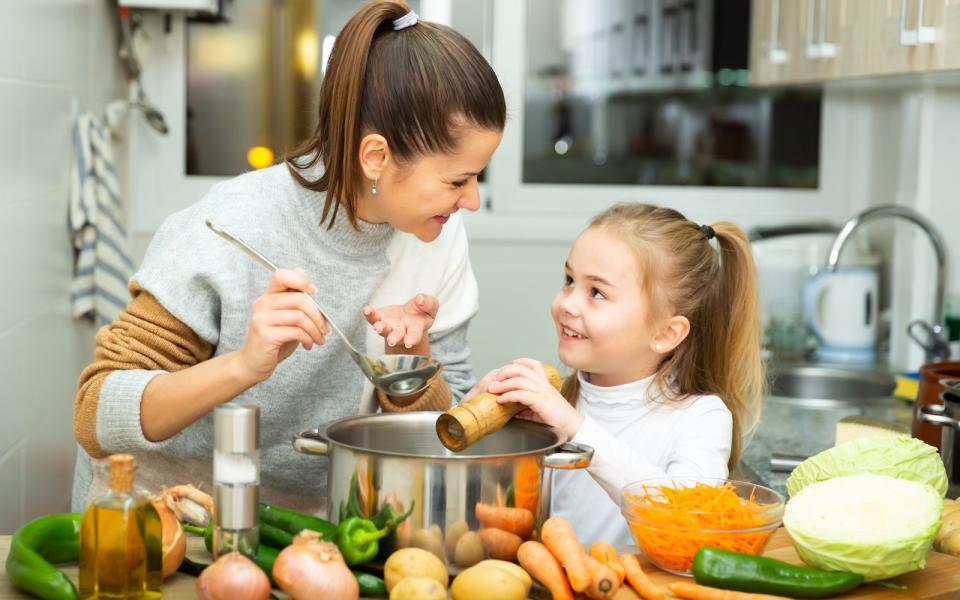 <p>Um die körpereigenen Abwehrkräfte zu stärken, braucht es keine Pulver oder Nahrungsergänzungs-Mittelchen. Es gibt zahlreiche natürliche Produkte, die dem Körper die nötige Kraft geben, um sich gegen Krankheiten behaupten zu können. Erfahren Sie in der Galerie, welche Lebensmittel am effektivsten unser Immunsystem unterstützen. (Bild: iStock / JackF)</p> 