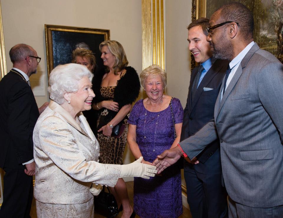 La reina Isabel II saluda a Lenny Henry en la Royal Academy of Arts de Londres el 11 de octubre de 2016 (Getty Images)