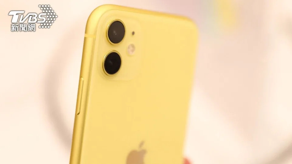 消息稱這次會推出比iPhone 11（上圖）還要深的暗黃色。（示意圖／shutterstock達志影像）