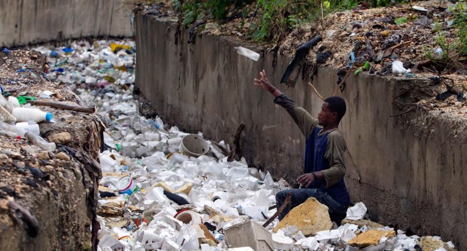 Similar también la situación en haití, donde también luchan con ríos totalmente ocultos bajo toneladas de plásticos. (Créditos: Getty Images)