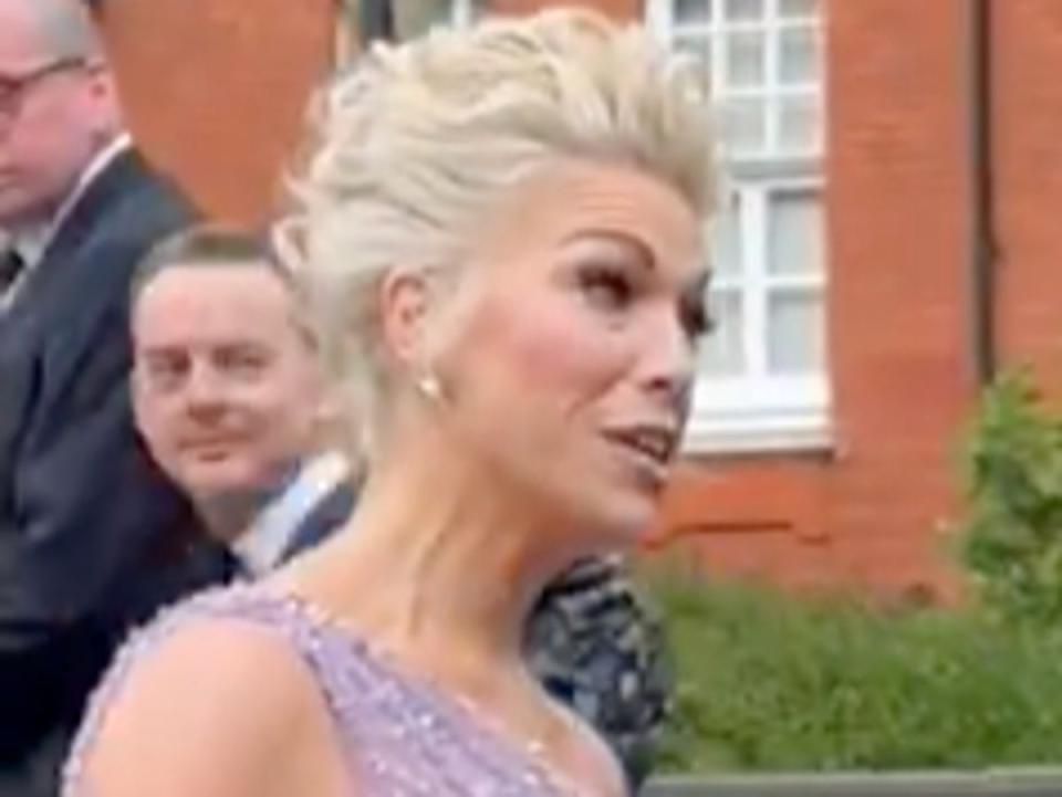 Hannah Waddingham le llama la atención a fotógrafo en los Premios Olivier: (X/Twitter)