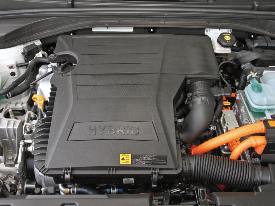 此套由1.6升自然進氣引擎搭配電動馬達及高效能鋰電池組的Hybrid油電混合動力系統，擁有141hp/27.0kgm的綜效輸出，以及23.1km/L平均油耗的節能表現。