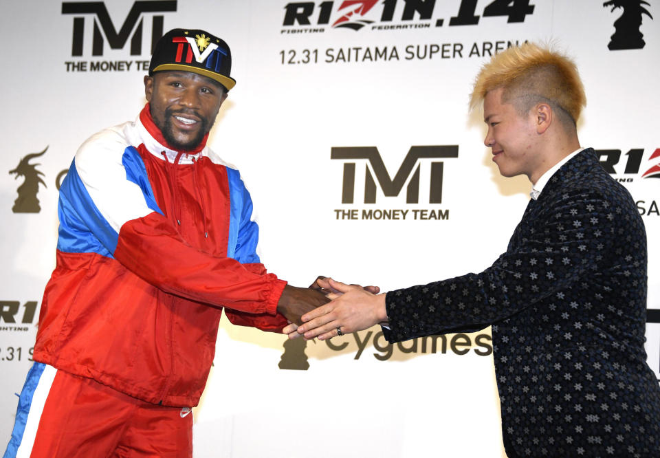 Floyd Mayweather and Tenshin Nasukawa shake hands during a press conference on Monday in Japan. (AP)