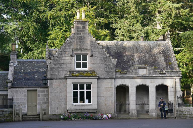 La entrada al castillo de Balmoral, con un tributo floral en el primer aniversario de la muerte de Isabel II. (Andrew Milligan/PA Wire/dpa)