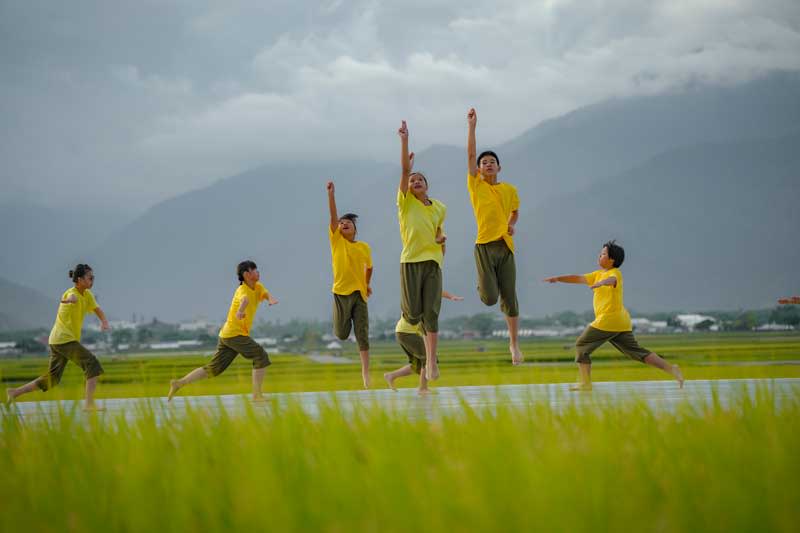 池上孩子在田中舞台賣力演出的《薪傳》選段〈耕種與豐收〉。（台灣好基金會提供，攝影劉振祥）
