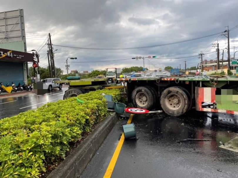 蕭姓拖板車駕駛剎車不及自撞路口分隔島，警方經酒測後發現蕭男未酒駕，初判肇因爲未注意車前狀況，調查後將依法製單舉發。(圖／民眾提供)