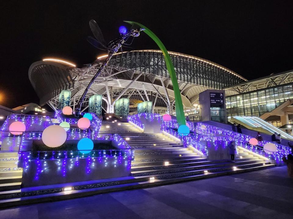 為耶誕暖身，台中市交通局搭配台中耶誕嘉年華活動，將火車站大平台打造成藍色燈海。（圖：中市府提供）