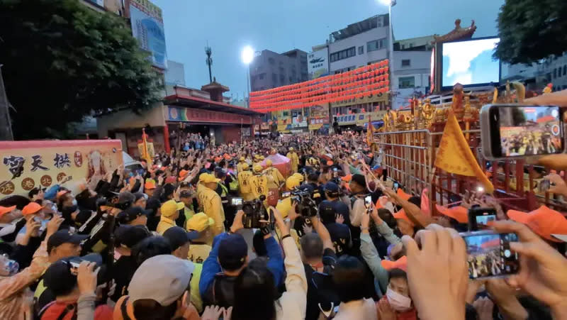 ▲白沙屯媽祖18日駐駕大甲鎮瀾宮，罕見的「三媽會」畫面相隔18年再度重現，今早6時起駕時，大甲鎮瀾宮前更是萬人擁簇。（圖／取自「白沙屯媽祖網路電視台」YT）