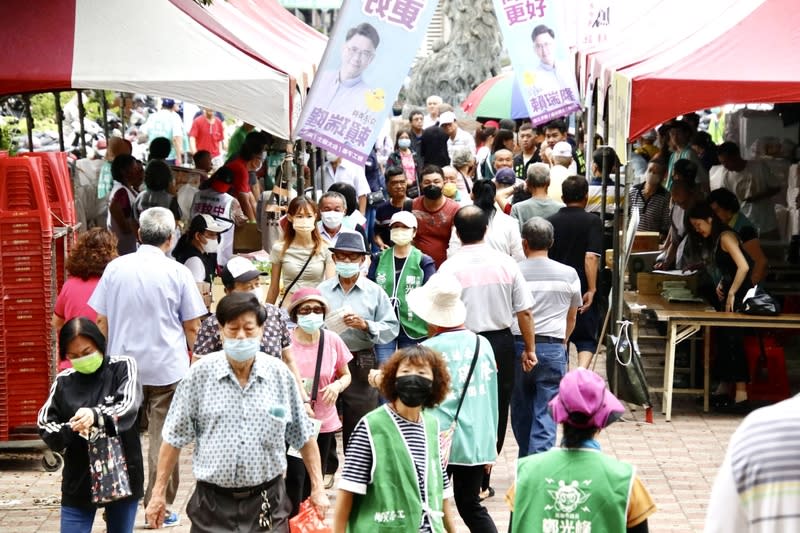 民進黨黨職改選  投票所湧現人潮 2024年民進黨縣市黨部主委、黨代表選舉26日投票， 這也是總統賴清德兼任黨主席後的黨職改選第一戰， 此役牽動2026縣市長選舉提名。位於高雄市獅甲國中 的投票所湧現人潮。 中央社記者董俊志攝  113年5月26日 