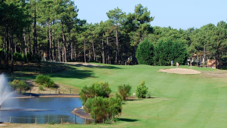 Golfers on the green at La Jenny. - Paula Gallani / La Jenny