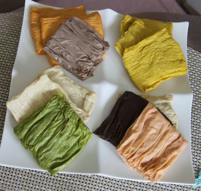 色彩繽紛的濕豆皮，顏色來自蔬果的天然色素。（圖／農委會高雄農改場提供）