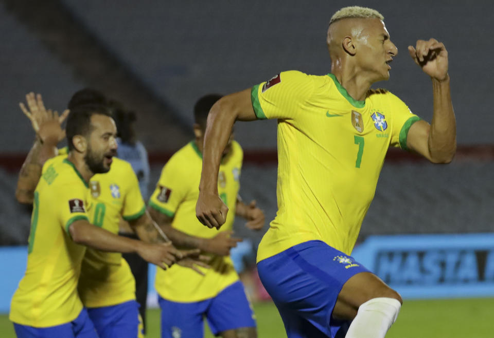 Richarlison celebra tras anotar el segundo de Brasil en el partido contra Uruguay por las eliminatorias de la Copa Mundial, el martes 17 de noviembre de 2020, en Montevideo. (Raúl Martínez/Pool vía AP)