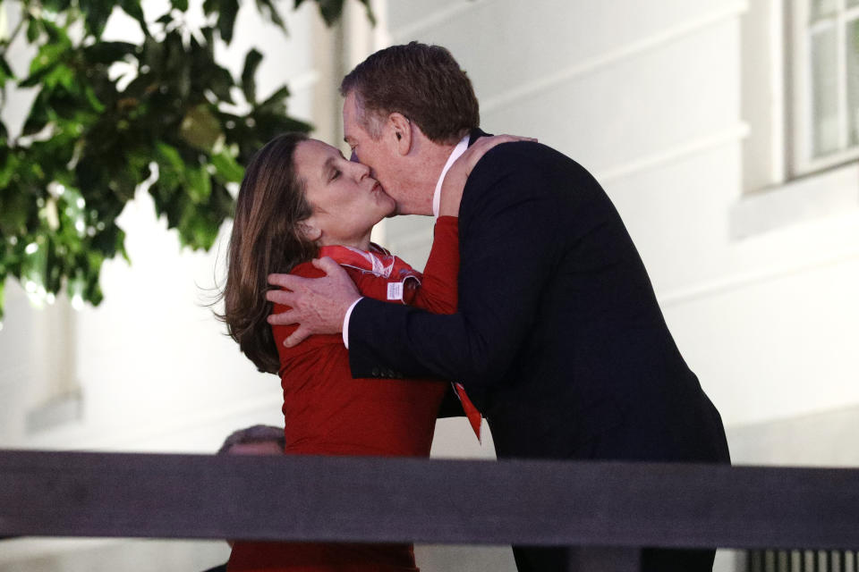 La viceprimera ministra canadiense Chrystia Freeland abraza al representante comercial estadounidense Robert Lighthizer, el miércoles 27 de noviembre de 2019, en Washington. (AP Foto/Patrick Semansky)