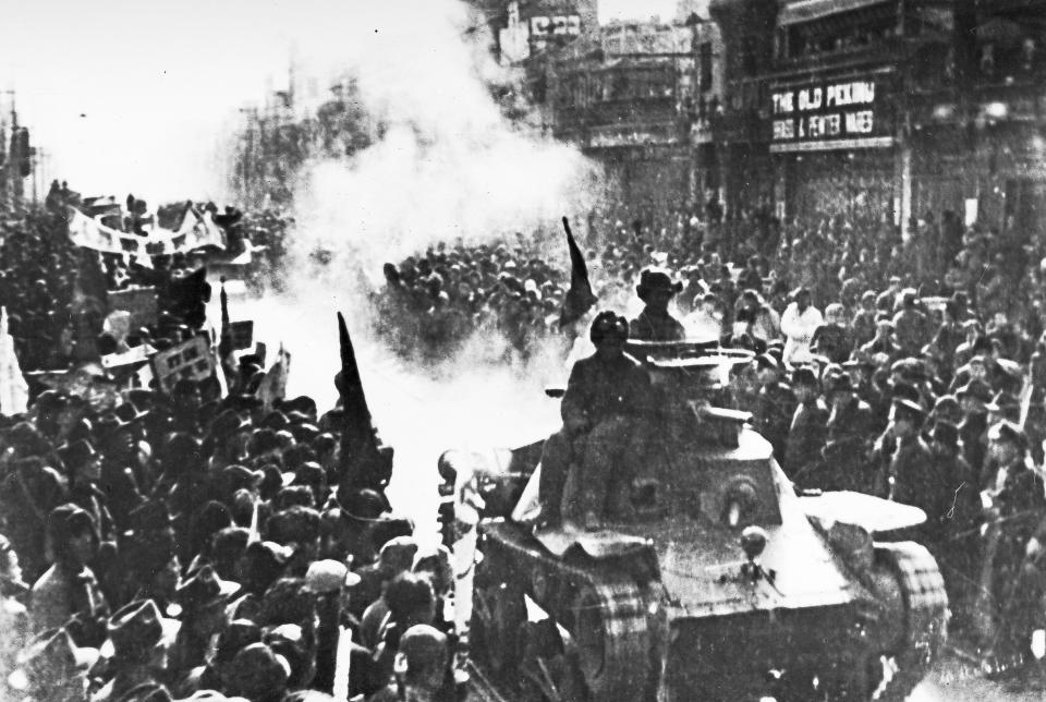 Tanks of the Chinese Communist 
army enter the streets of Beijing on May 2, 1949. (AP)