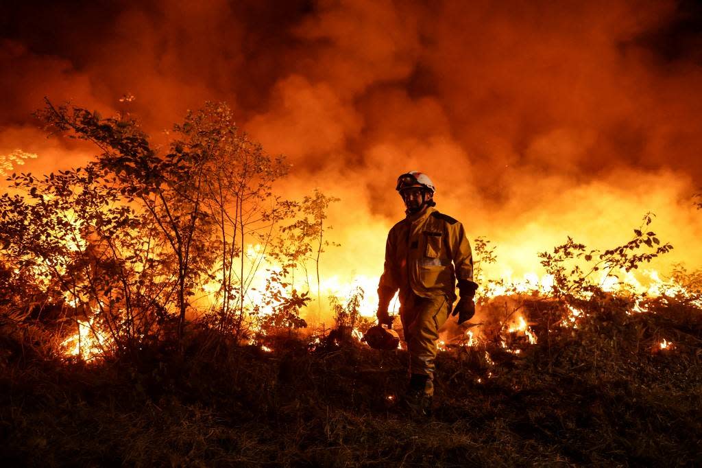 Les conséquences du changement climatique impliquent de plus fortes et plus fréquentes canicules et sécheresses. Image d’illustration, incendie en gironde.