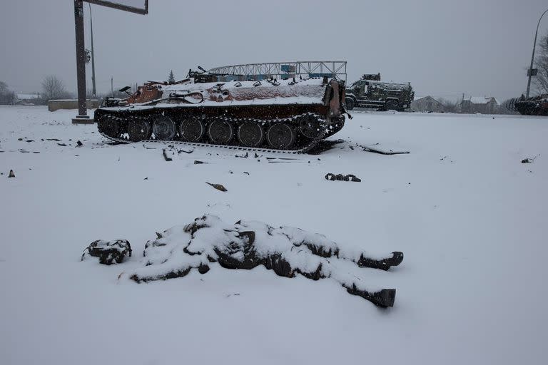 Cuando vi la foto de Tyler Hicks de un soldado ruso muerto en la nieve a las afueras de Kharkiv, Ucrania, me recordó inmediatamente una imagen del gran fotógrafo soviético Dmitri Baltermants, en el frente de Smolensk a 250 millas de Moscú en 1941. La ironía, por supuesto, es que el soldado de Baltermants luchaba contra nazis de verdad, y el soldado de la foto de Hicks solo pensaba que lo hacía. 