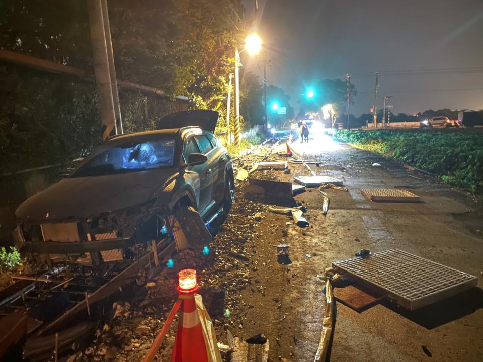 花蓮鳳林警分局36歲翁姓員警15日晚間與友人聚餐飲酒，返家途中與妻子起口角，翁男接手開車，不慎衝撞工地，造成一工人受傷。翁男一度否認開車，經酒測及目擊者指認，才坦承酒駕，現場酒測值0.7，被依公共危險等罪嫌函送花蓮地檢署偵辦，還需要面臨記大過、調離現職等處分。（中央社／民眾提供）