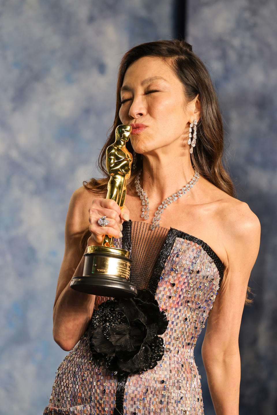 Michelle kissing her Oscar