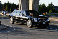 <p>Die mit Abstand teuerste Limousine ist im Besitz des US-amerikanischen Präsidenten Donald Trump. Der Cadillac One, auch “The Beast” genannt, kostet etwa 1.500.000 Euro. Er bietet nicht nur Schutz vor Schüssen, Bomben und chemischen Waffen, sondern verfügt auch selbst über Tränengaswerfer. Zudem fahren in Trumps Cadillac immer auch eigene Blutkonserven mit. (Foto: ddpimages) </p>