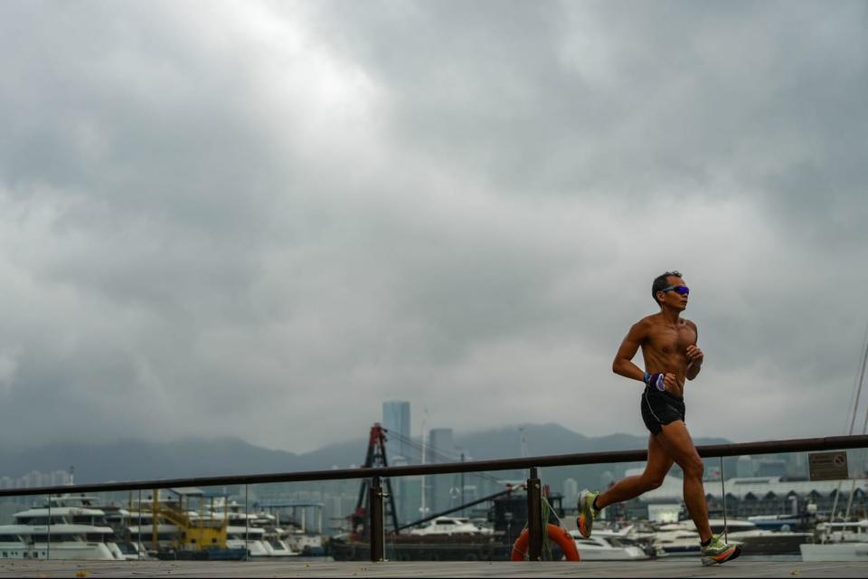 雷暴警告現正生效，天文台：未來一兩小時部分地區雨勢有時較大。(資料圖片)