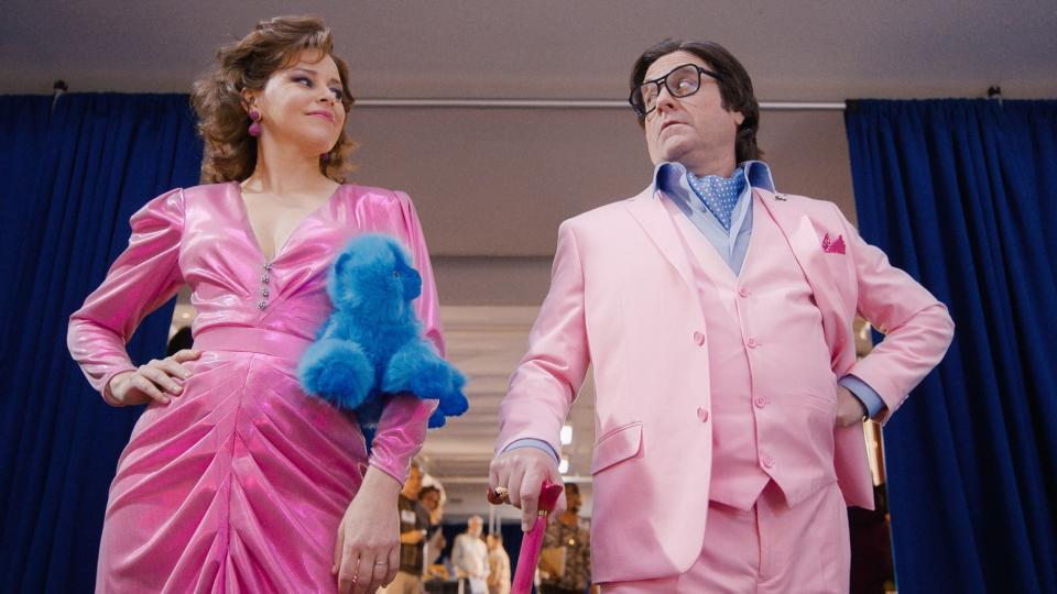 Elizabeth Banks and Zach Galifianakis in Apple movie 'The Beanie Bubble' 