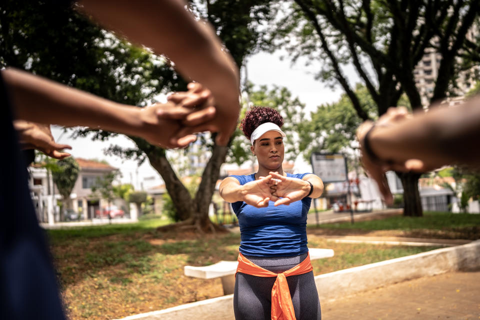 Maestra de yoga haciendo estiramientos