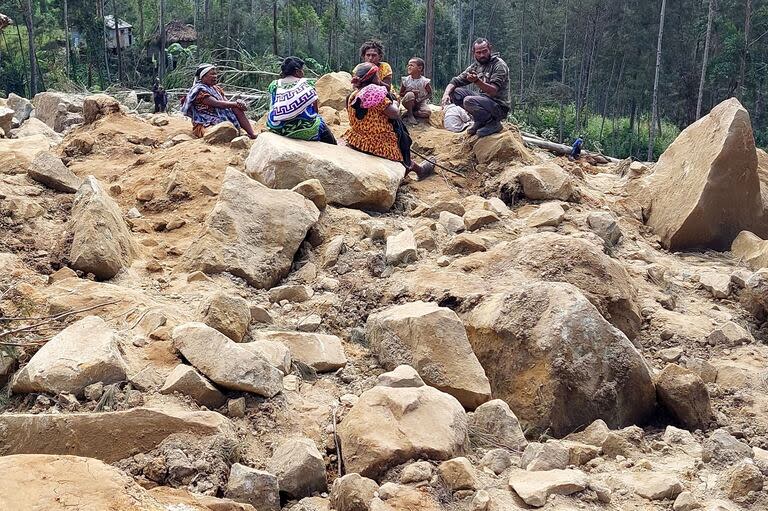 Familiares de aldeanos desaparecidos en el lugar donde se produjo un corrimiento de tierras en el pueblo de Mulitaka, en la región de Maip Mulitaka, en la provincia de Enga, en Papúa Nueva Guinea.