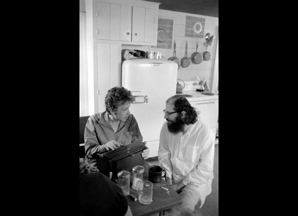 Photo of Bob Dylan, at home with Allen Ginsberg.