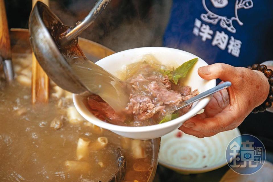 使用當日現宰台灣牛，淋上藥膳高湯並加入九層塔提味，湯鮮肉嫩成老店招牌。（120元／碗）