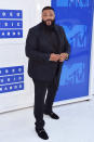 <p>DJ Khaled, whose album <a href="https://www.yahoo.com/katiecouric/major-key-alert-dj-khaled-talks-his-latest-album-snapchat-and-beyonce-191223451.html" data-ylk="slk:Major Key;elm:context_link;itc:0;sec:content-canvas;outcm:mb_qualified_link;_E:mb_qualified_link;ct:story;" class="link  yahoo-link"><i>Major Key</i></a> is a, well, major hit, hosted the pre-show wearing a navy blue giraffe print suit. While special because of its flair, it has an even greater significance considering that Tony Robbins, the motivational speaker and informercial personality, set the performer up with his tailor, who custom made it. <i>(Photo: Getty Images)</i></p>