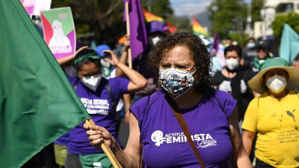 Grupos feministas protestando en contra de la penalización del aborto.