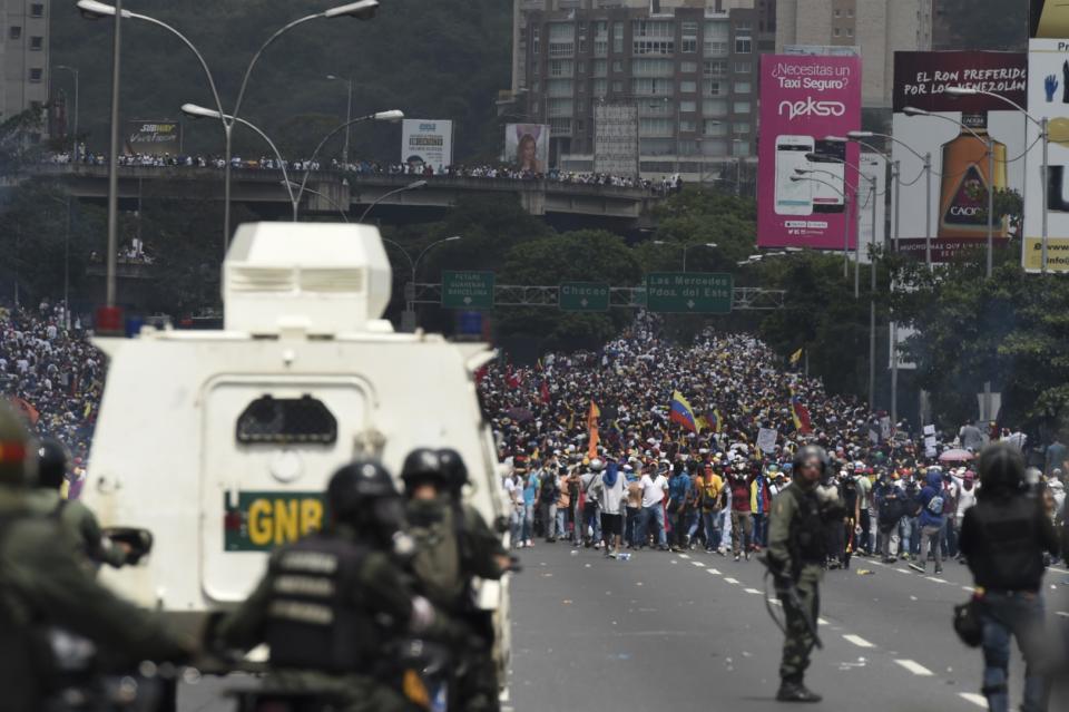 <span>Manifestantes se enfrentan a la policía antidisturbios durante una concentración contra el presidente venezolano, Nicolás Maduro, en Caracas, el 19 de abril de 2017</span><div><span>Juan BARRETO</span><span>AFP</span></div>