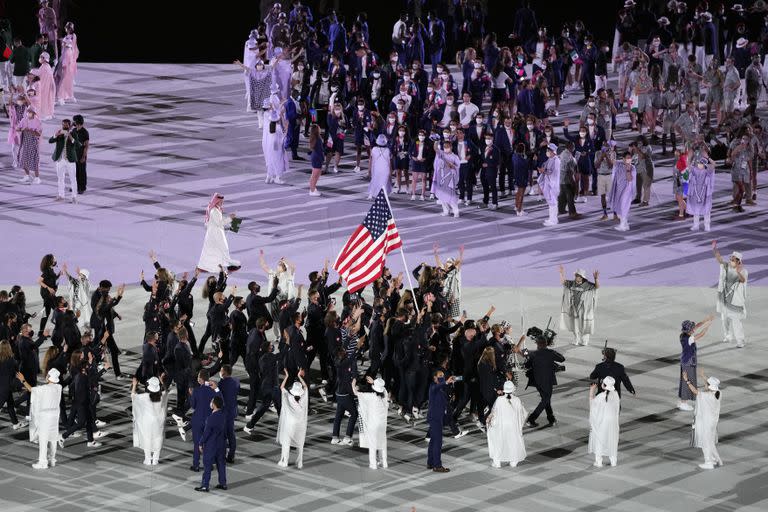 Los atletas de Estados Unidos saludan durante la ceremonia de apertura en el Estadio Olímpico de los Juegos Olímpicos de Verano de 2020, el viernes 23 de julio de 2021, en Tokio, Japón.