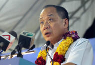 WP chief Low Thia Khiang speaks at the party's final rally in Punggol East. (Yahoo! photo)