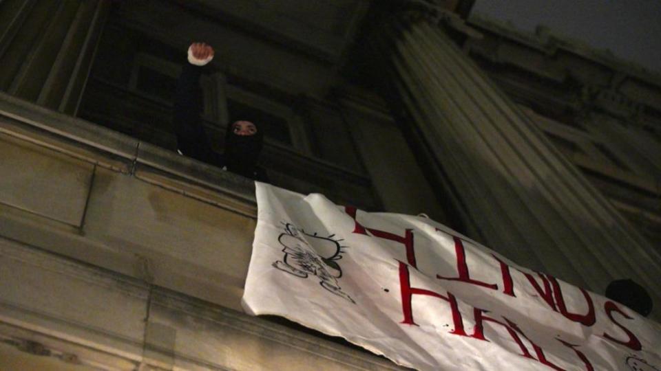 抗議者在大樓外牆懸掛橫幅，上面寫著「欣德大樓（Hind's Hall）」。（圖／翻攝自「哥倫比亞觀察家日報」）