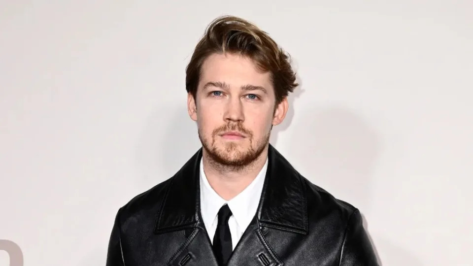 Joe Alwyn arrives at the GQ Men Of The Year Awards 2023 at The Royal Opera House on November 15, 2023 in London, England. (Photo by Gareth Cattermole/Getty Images)