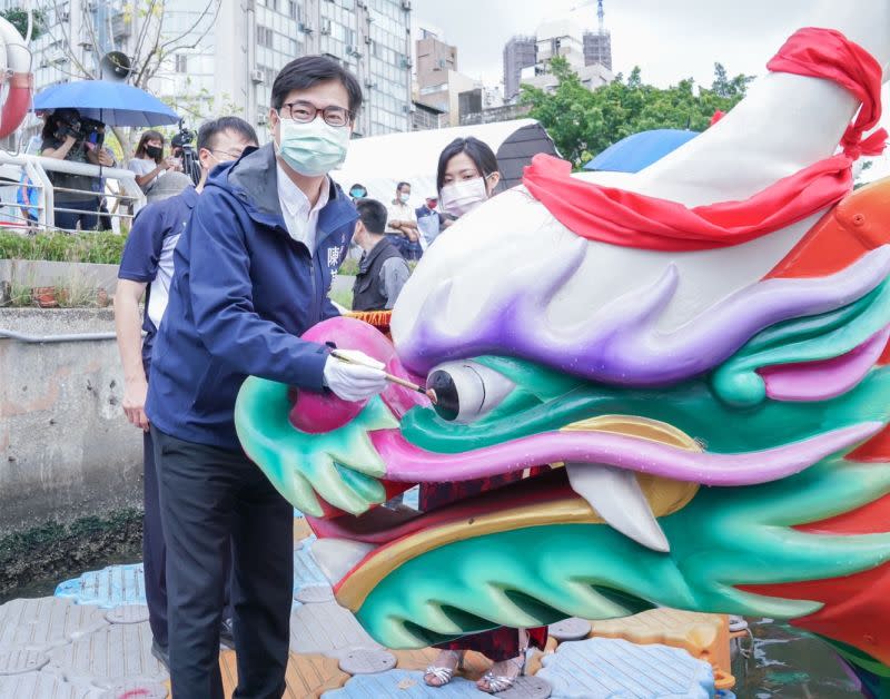 ▲陳其邁「畫龍點睛」，為今年龍舟賽揭序幕。（圖／高市府提供）