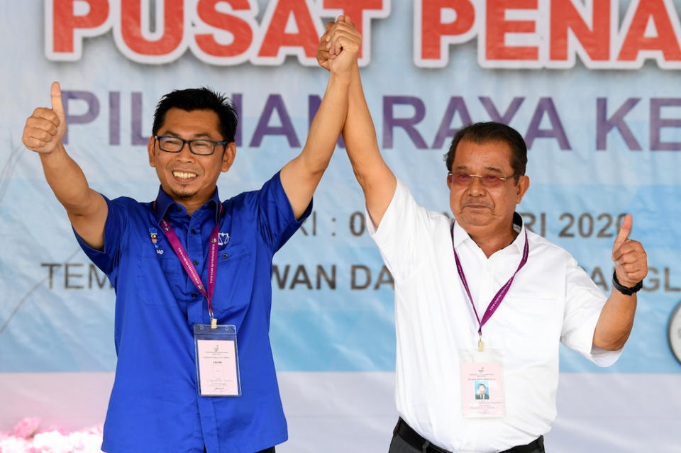 BN candidate Datuk Mohamad Alamin and Warisan candidate Datuk Karim Bujang pose for pictures on Nomination Day at Dewan Datuk Seri Panglima Dun Banir in Beaufort January 4, 2020. ― Bernama pic