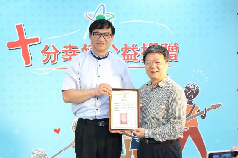 國泰人壽鍾茂季副總經理（右）接受少年之家張進益執行長（左）致贈的感謝狀。(圖/國泰金控提供)