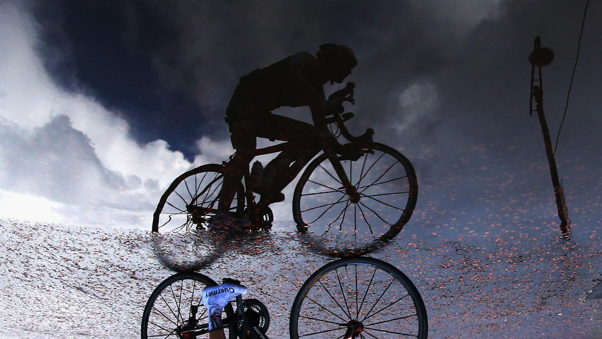  GLASGOW, SCOTLAND - AUGUST 03:  A cyclist rides through a puddle during the Men's Cycling Road Race during day eleven of the Glasgow 2014 Commonwealth Games on August 3, 2014 in Glasgow, United Kingdom.  (Photo by Ryan Pierse/Getty Images) 