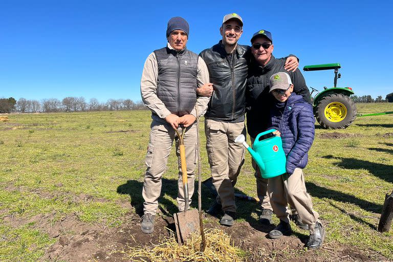 Abel Pintos junto a sus socios de La Matera, Marcelo González y Jorge Quinteros; esta iniciativa tiene como objetivo final la plantación total de 12000 arboles, los cuales permitirán generar oxígeno para 5000 personas