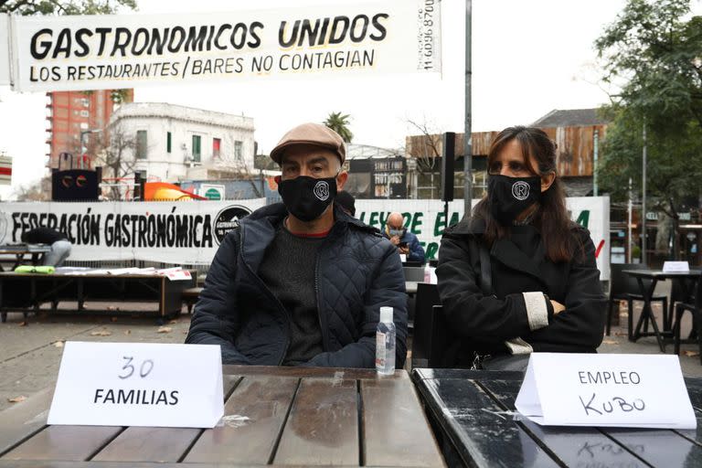 En las mesas pusieron carteles que indican cuántas familias dependen de cada restaurante