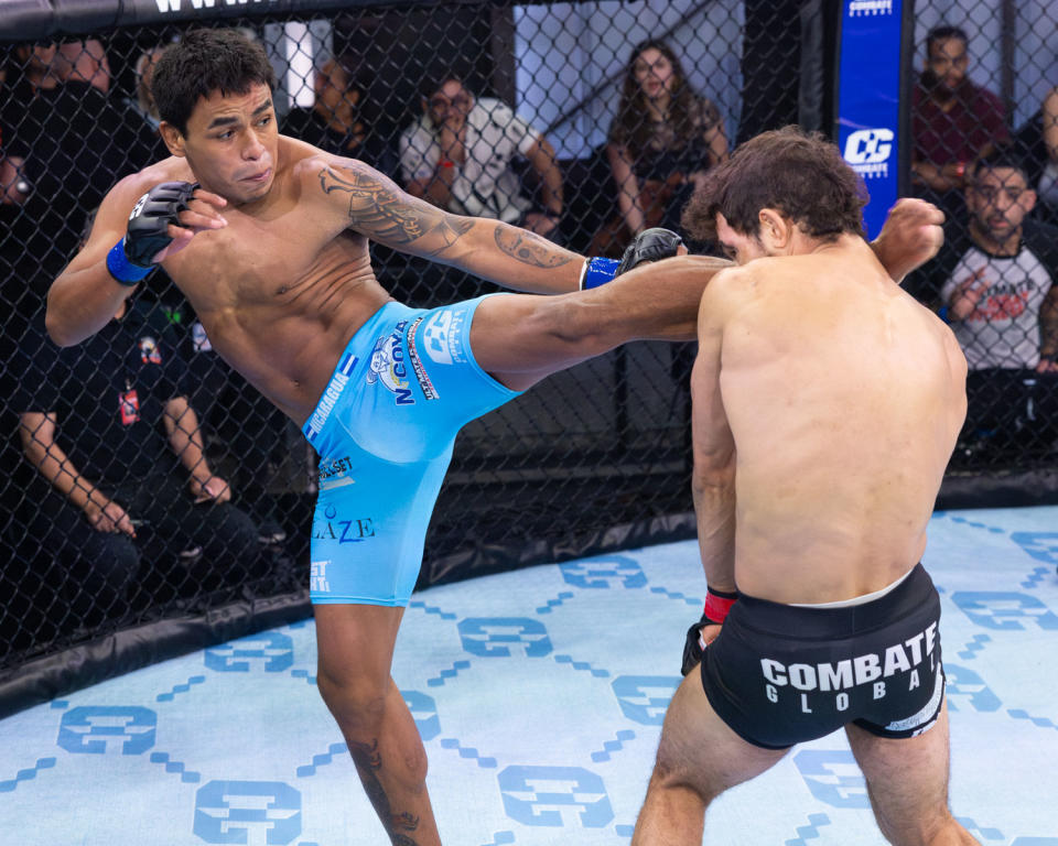 El nicaragüense Leonardo Morales enfrentando a José Ferreira. (Scott Hirano/Combate Global)