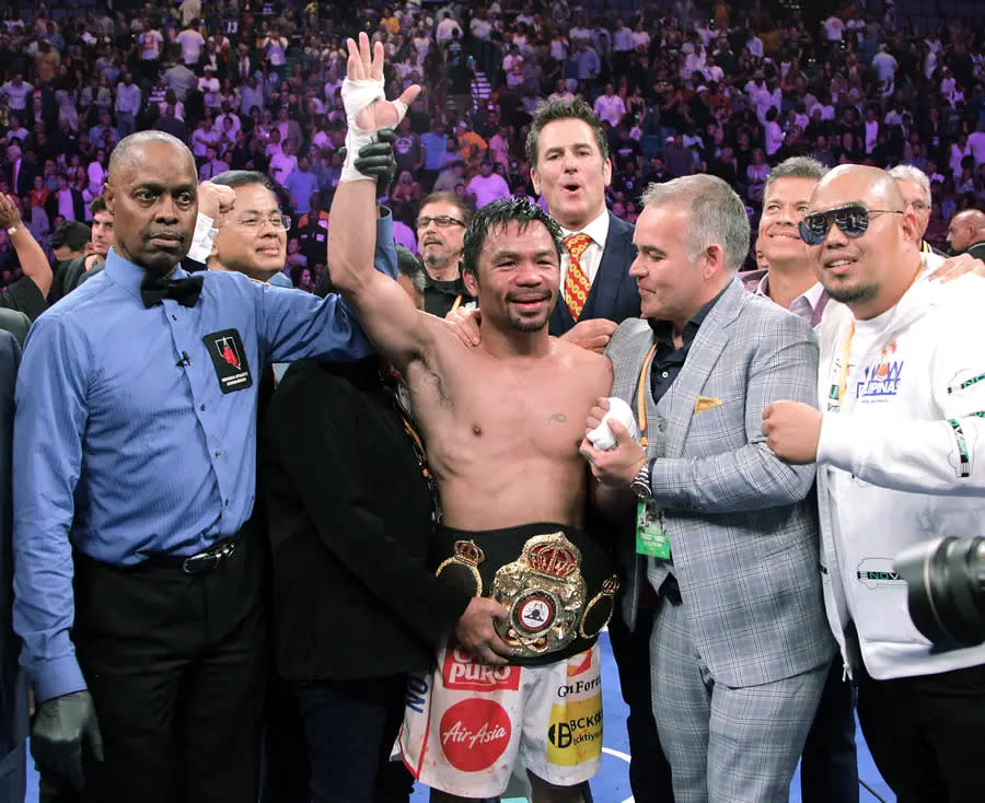 MANNY PACQUIAO: Erster und aktuell einziger Profiboxer, der in sieben Gewichtsklassen Weltmeister wurde. Bezwang am Samstag im Alter von 40 Jahren den bis dato ungeschlagenen Keith Thurman und gewann den Weltergewicht-Titel. Der Philippine verlor 2015 den "Jahrhundertkampf" gegen Floyd Mayweather