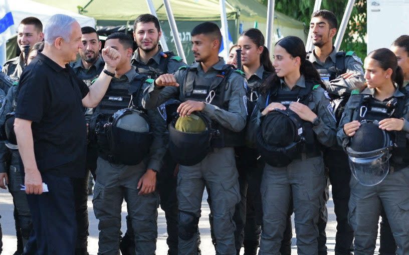 Israeli Prime Minister Benjamin Netanyahu meets with members of the Israeli border police - YUVAL CHEN /AFP