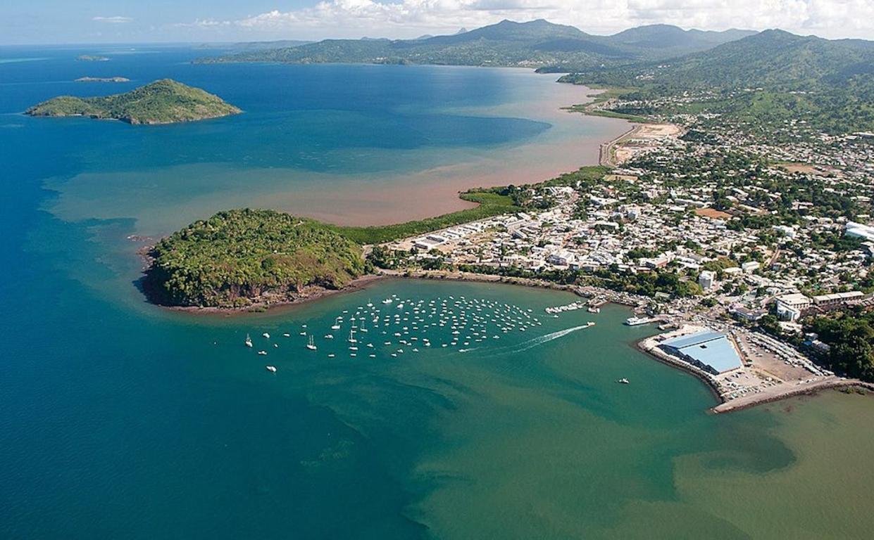 À Mayotte, l’administration s’est réorganisée face à la montée du chômage. <a href="https://commons.wikimedia.org/wiki/File:Mayotte-mamoudzou-1800x1000-d259bf1d.jpg" rel="nofollow noopener" target="_blank" data-ylk="slk:Bebetot/Wikimedia Commons;elm:context_link;itc:0;sec:content-canvas" class="link ">Bebetot/Wikimedia Commons</a>, <a href="http://creativecommons.org/licenses/by-sa/4.0/" rel="nofollow noopener" target="_blank" data-ylk="slk:CC BY-SA;elm:context_link;itc:0;sec:content-canvas" class="link ">CC BY-SA</a>