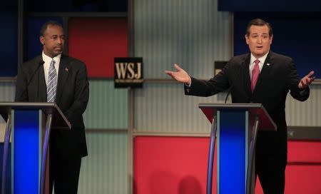 Republican U.S. presidential candidate Dr. Ben Carson (L) listens as U.S. Senator Ted Cruz speaks at the debate held by Fox Business Network for the top 2016 U.S. Republican presidential candidates debate in Milwaukee, Wisconsin, November 10, 2015. REUTERS/Darren Hauck