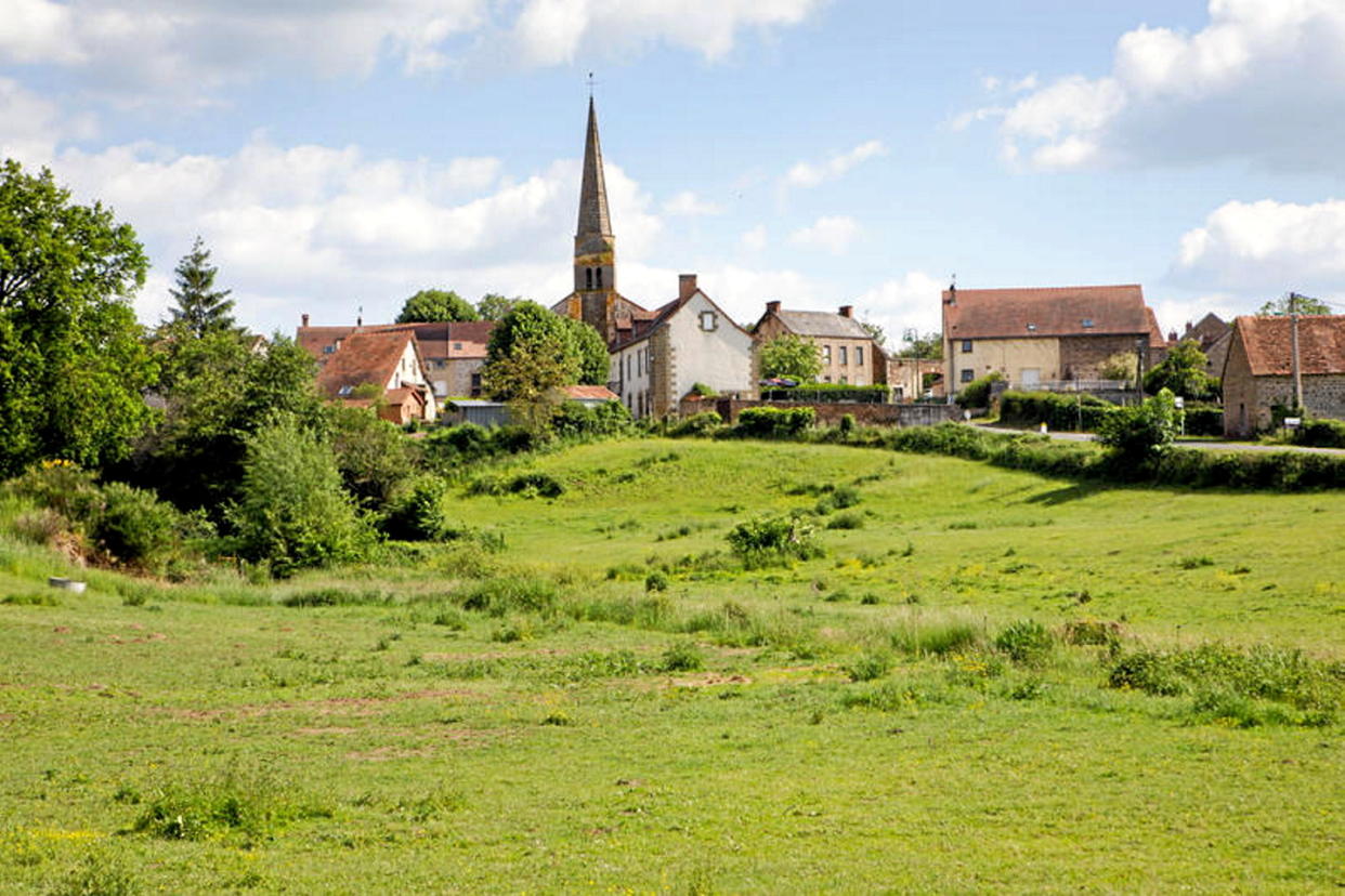 La France a essayé de réduire son nombre de communes, mais en vain. La loi Marcellin de 1971 devait simplifier la carte de France, mais seulement 581 fusions de communes ont abouti (Ici, le village de Saint-Sornin, dans l'Allier).  - Credit:Richard DAMORET/REA